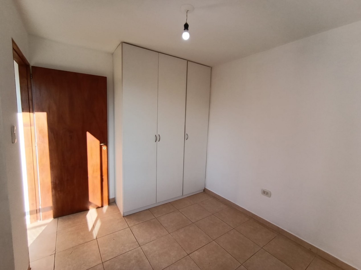 Comodo departamento 1 dormitorio en barrio Los Huaicos, ideal persona sola o pareja joven sin hijos. No mascotas