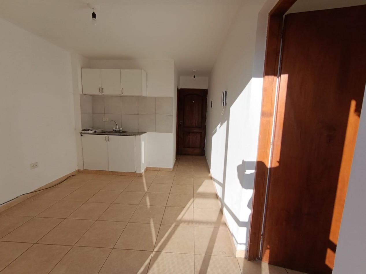 Comodo departamento 1 dormitorio en barrio Los Huaicos, ideal persona sola o pareja joven sin hijos. No mascotas