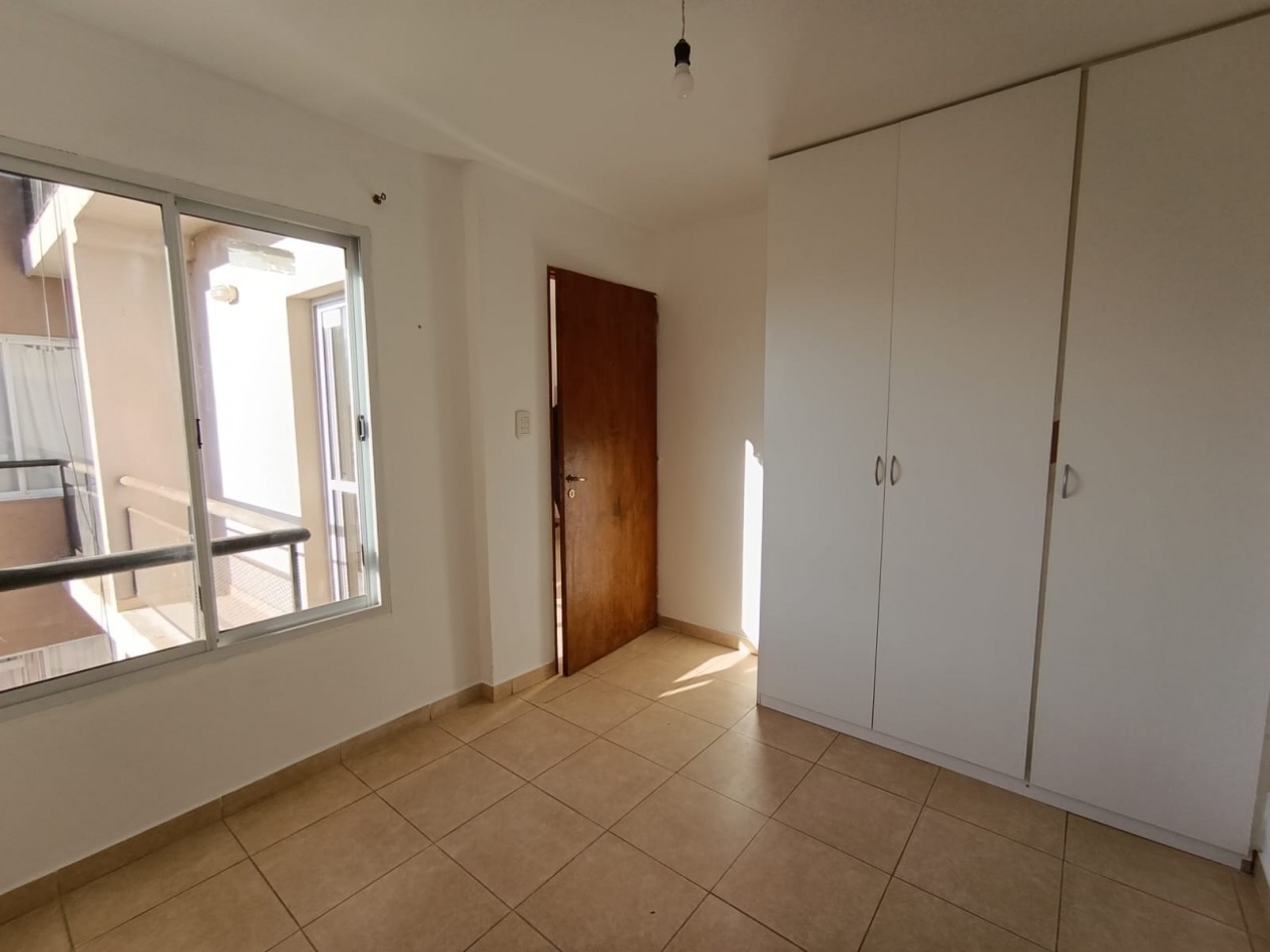 Comodo departamento 1 dormitorio en barrio Los Huaicos, ideal persona sola o pareja joven sin hijos. No mascotas