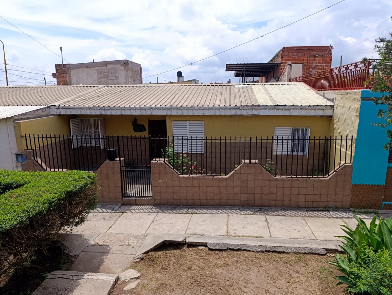 Vendo casa tres dormitorios en 530 viviendas sobre pasaje 9 del barrio San Pedrito. La misma consta de tres dormitorios, baño, living, cocina comedor y patio con asador. 