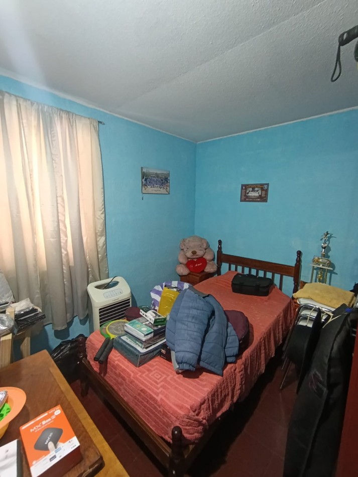 Vendo casa tres dormitorios en 530 viviendas sobre pasaje 9 del barrio San Pedrito. La misma consta de tres dormitorios, baño, living, cocina comedor y patio con asador. 