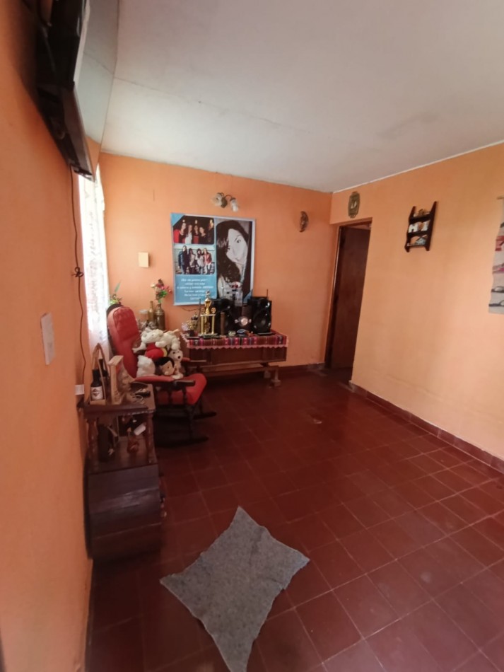 Vendo casa tres dormitorios en 530 viviendas sobre pasaje 9 del barrio San Pedrito. La misma consta de tres dormitorios, baño, living, cocina comedor y patio con asador. 