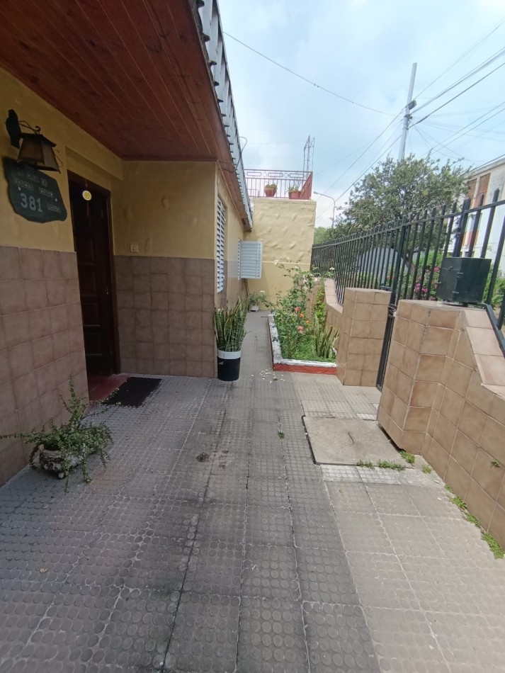 Vendo casa tres dormitorios en 530 viviendas sobre pasaje 9 del barrio San Pedrito. La misma consta de tres dormitorios, baño, living, cocina comedor y patio con asador. 