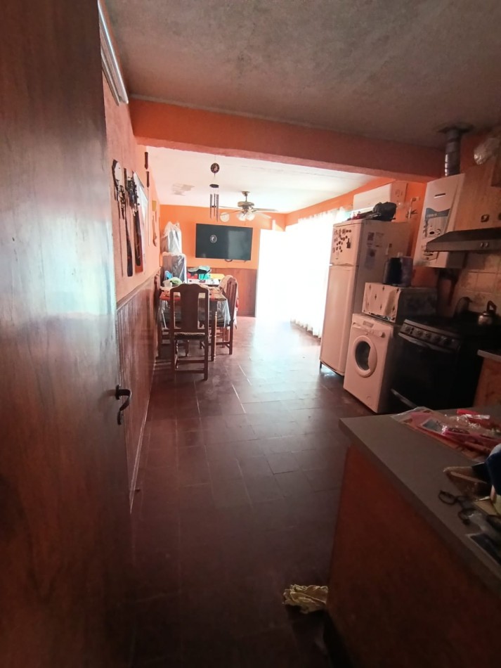 Vendo casa tres dormitorios en 530 viviendas sobre pasaje 9 del barrio San Pedrito. La misma consta de tres dormitorios, baño, living, cocina comedor y patio con asador. 