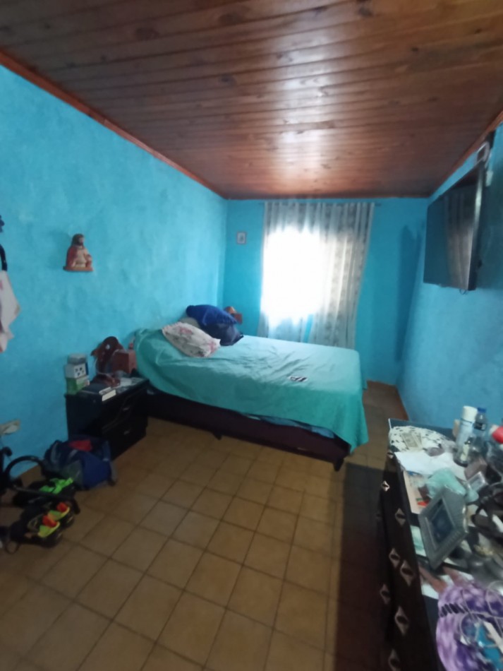 Vendo casa tres dormitorios en 530 viviendas sobre pasaje 9 del barrio San Pedrito. La misma consta de tres dormitorios, baño, living, cocina comedor y patio con asador. 