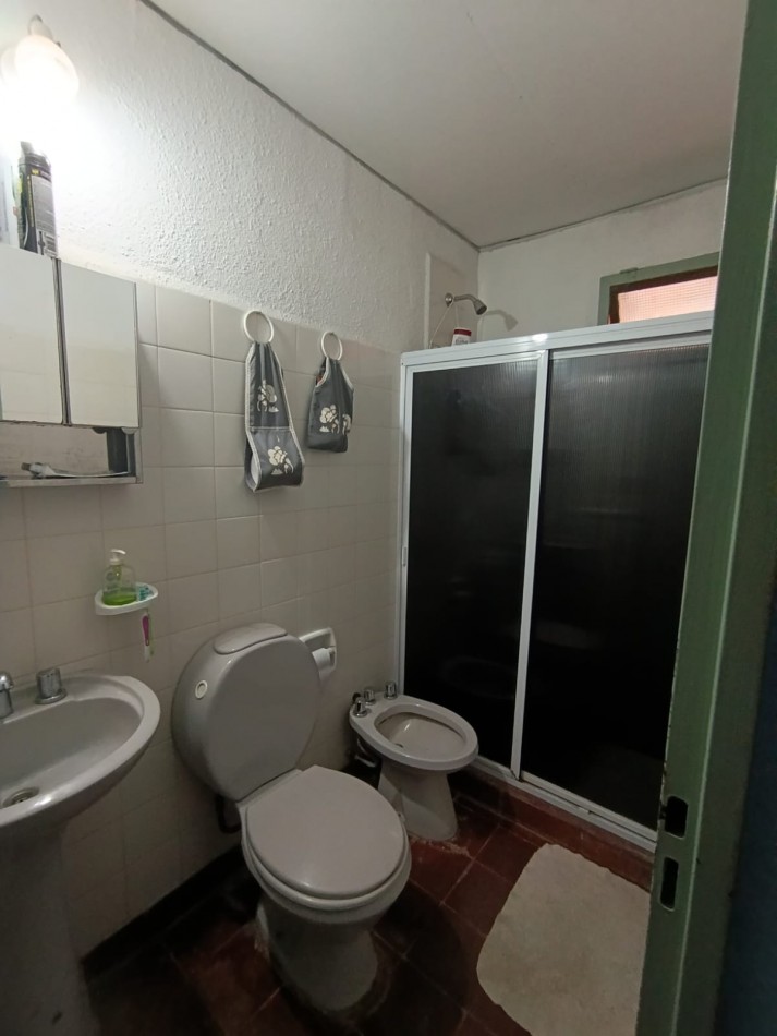 Vendo casa tres dormitorios en 530 viviendas sobre pasaje 9 del barrio San Pedrito. La misma consta de tres dormitorios, baño, living, cocina comedor y patio con asador. 