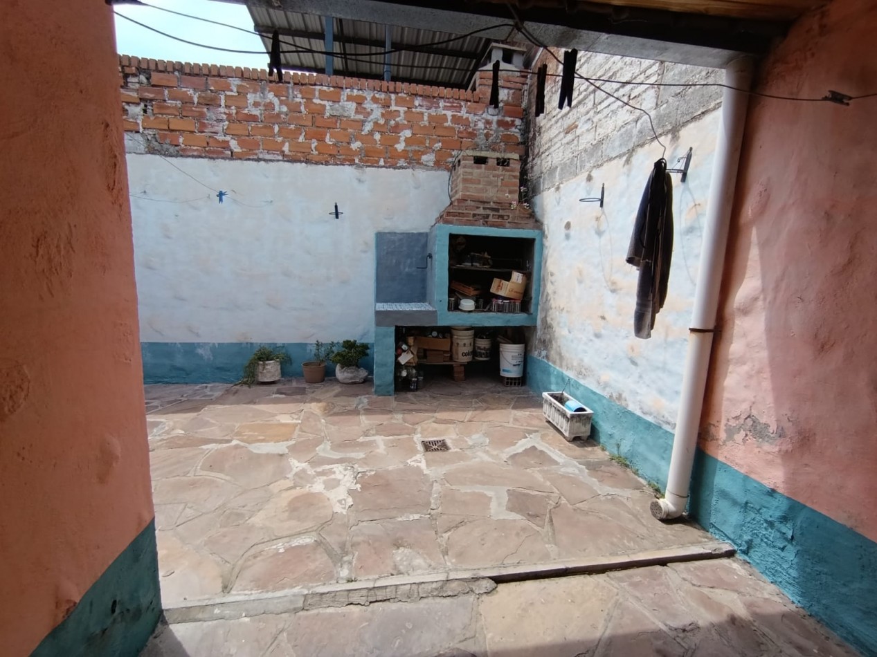 Vendo casa tres dormitorios en 530 viviendas sobre pasaje 9 del barrio San Pedrito. La misma consta de tres dormitorios, baño, living, cocina comedor y patio con asador. 