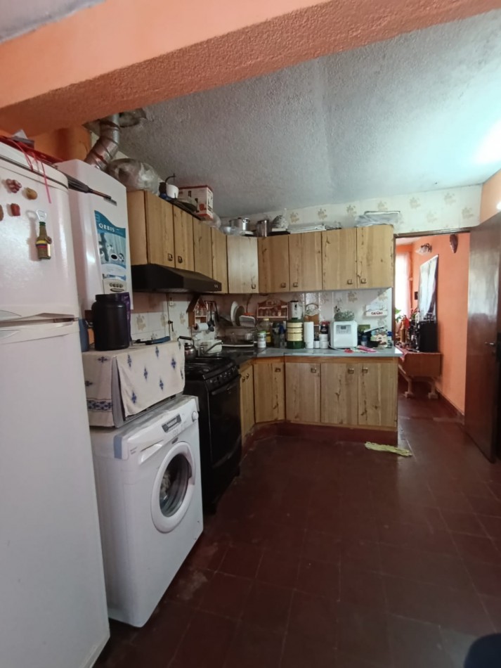Vendo casa tres dormitorios en 530 viviendas sobre pasaje 9 del barrio San Pedrito. La misma consta de tres dormitorios, baño, living, cocina comedor y patio con asador. 