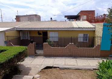 Vendo casa tres dormitorios en 530 viviendas sobre pasaje 9 del barrio San Pedrito. La misma consta de tres dormitorios, baño, living, cocina comedor y patio con asador. 